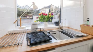 Cookware/dishes/utensils