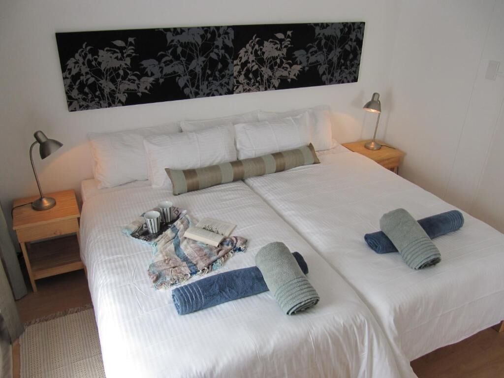 Een kluis op de kamer, een strijkplank/strijkijzer, gratis wifi