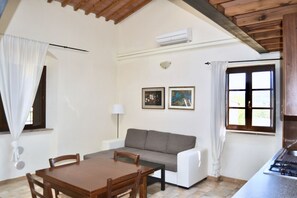 TV - Casalappi three-room 4-bed apartment in hamlet with pool (Campiglia Marittima)