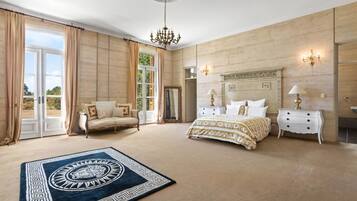 4 bedrooms, desk, iron/ironing board, travel cot