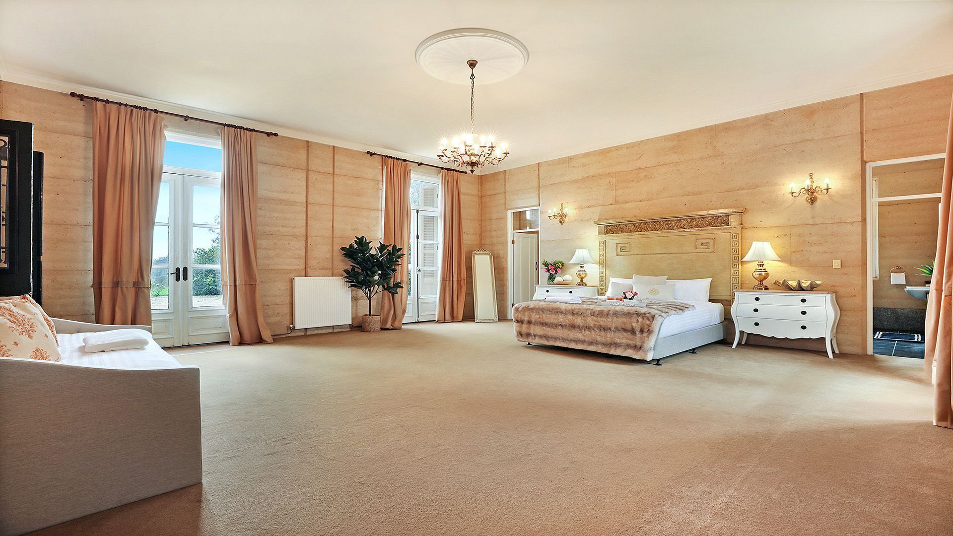 4 室のベッドルーム、デスク、アイロン / アイロン台、旅行用ベビーベッド