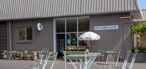 Outdoor dining - Chateau Bowral – Luxury Southern Highlands Estate with Poolhouse (Bowral)