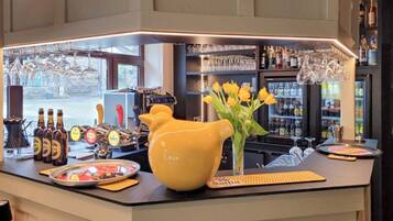 Apartment | Bar (on property)