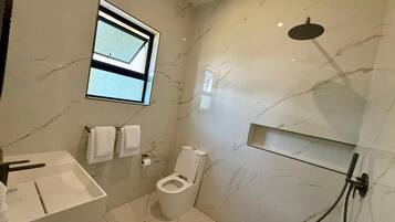 Dusch, hårtork, handdukar och tvål