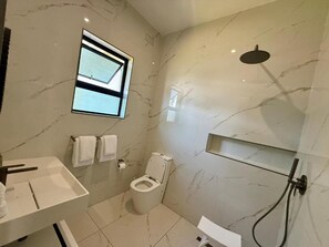 Shower, pengering rambut, handuk, dan sabun