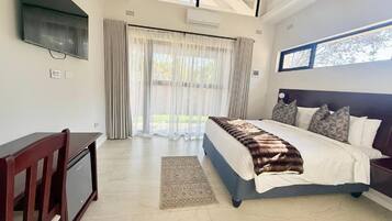 Värdeförvaringsskåp på rummet, skrivbord och arbetsyta för laptop