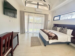 Brankas, meja kerja, ruang kerja ramah laptop, dan Wi-Fi gratis