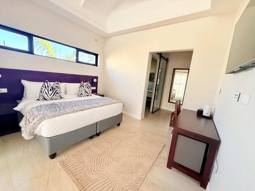 Brankas, meja kerja, ruang kerja ramah laptop, dan Wi-Fi gratis