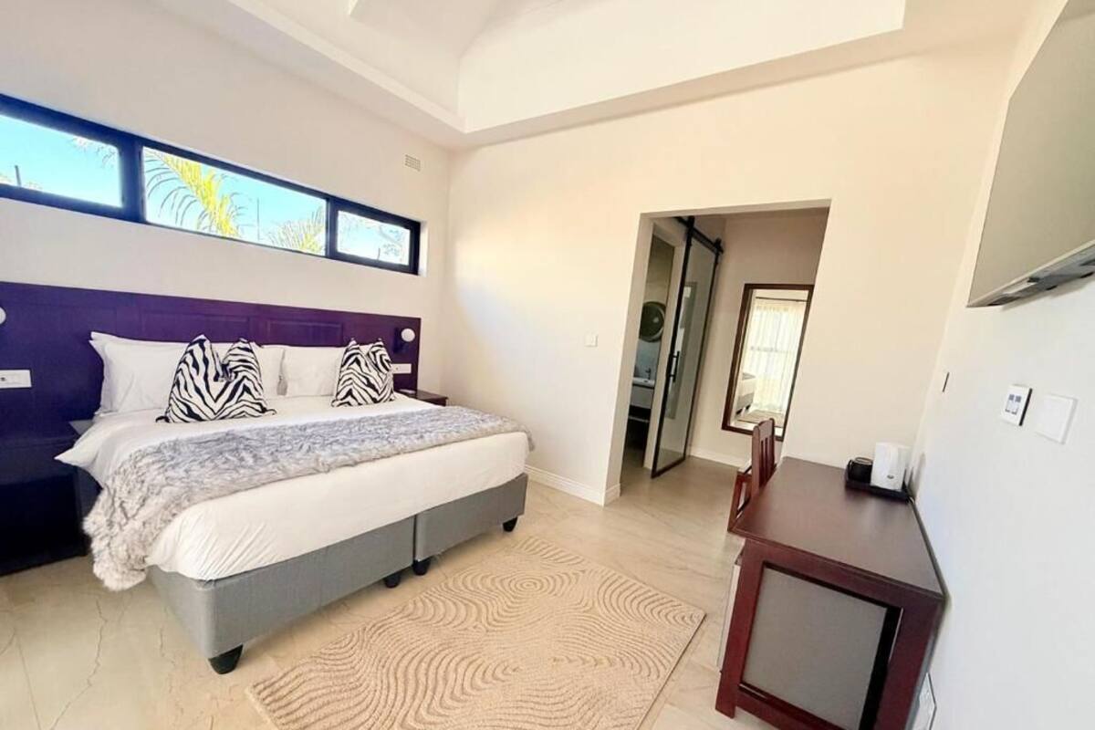 Brankas, meja kerja, ruang kerja ramah laptop, dan Wi-Fi gratis