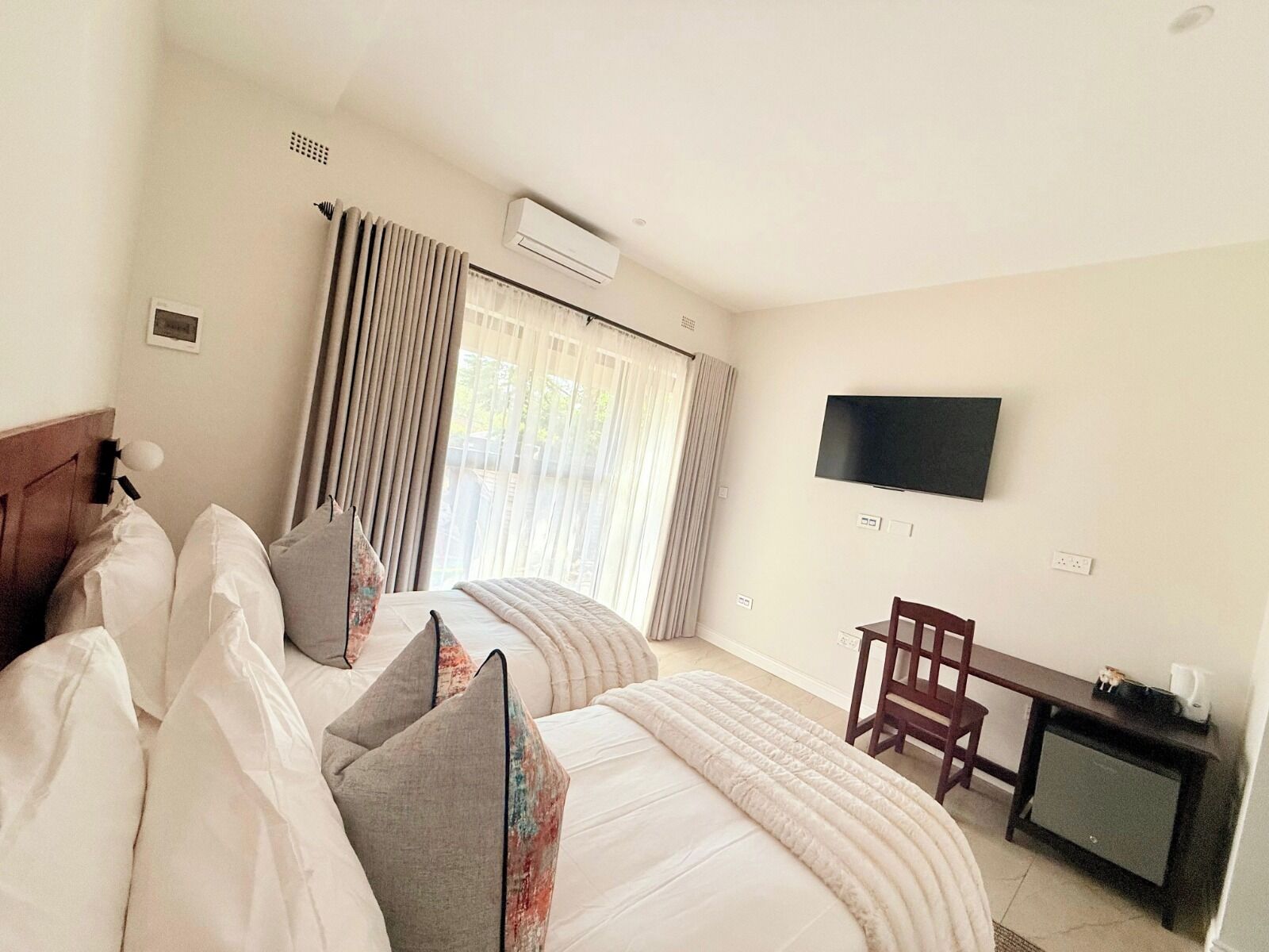 Kamar Double atau Twin Standar | Brankas, meja kerja, ruang kerja ramah laptop, dan Wi-Fi gratis