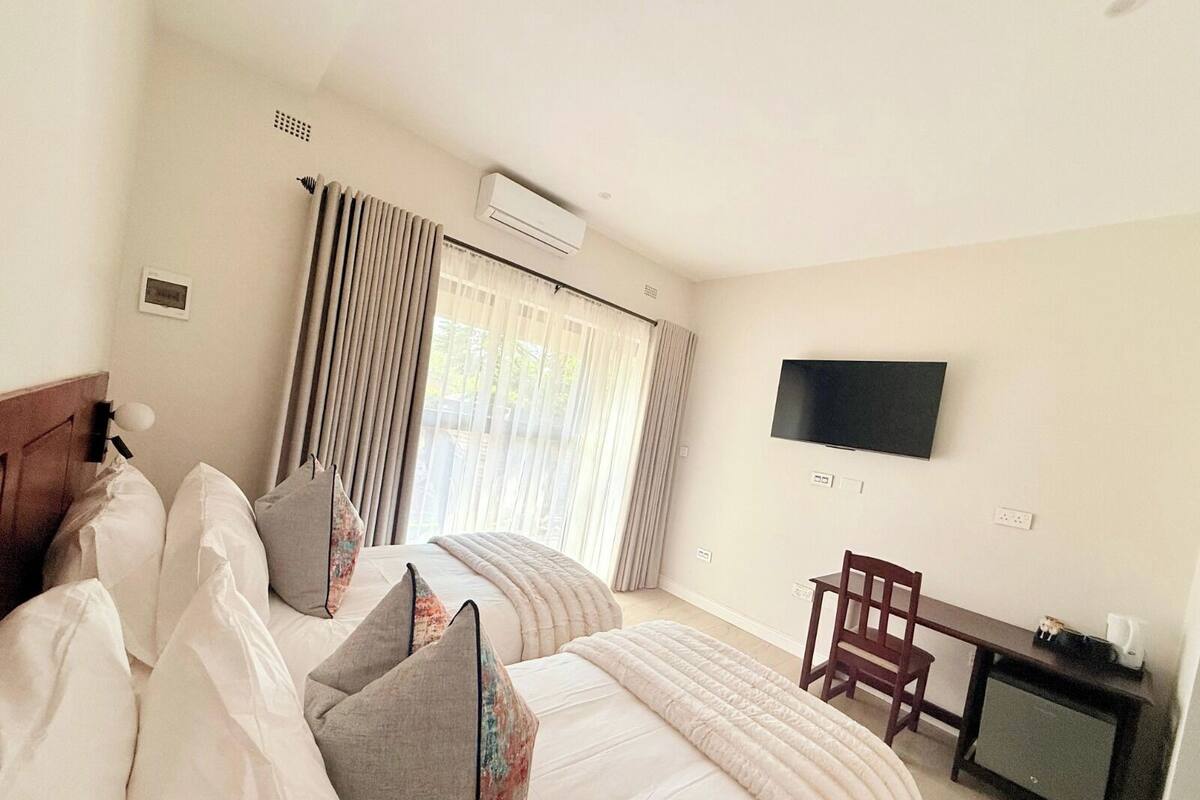 Kamar Double atau Twin Standar | Brankas, meja kerja, ruang kerja ramah laptop, dan Wi-Fi gratis