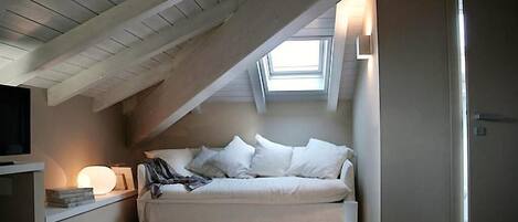 Habitación doble, 1 cama Queen size y sofá cama | Caja de seguridad en la habitación y wifi gratis