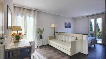 Junior Suite, Lake View | Living area