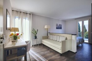 Suite junior, vista al lago | Área de sala de estar