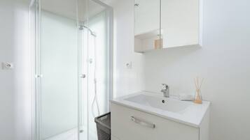 Jetted tub, hair dryer, soap, toilet paper