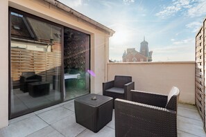 Terrace/patio - Le Qube Tropical by Prestige Home Living / 2-seater whirlpool and terrace (Montdidier)