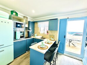 Réfrigérateur, four à micro-ondes, un four, surface de cuisson