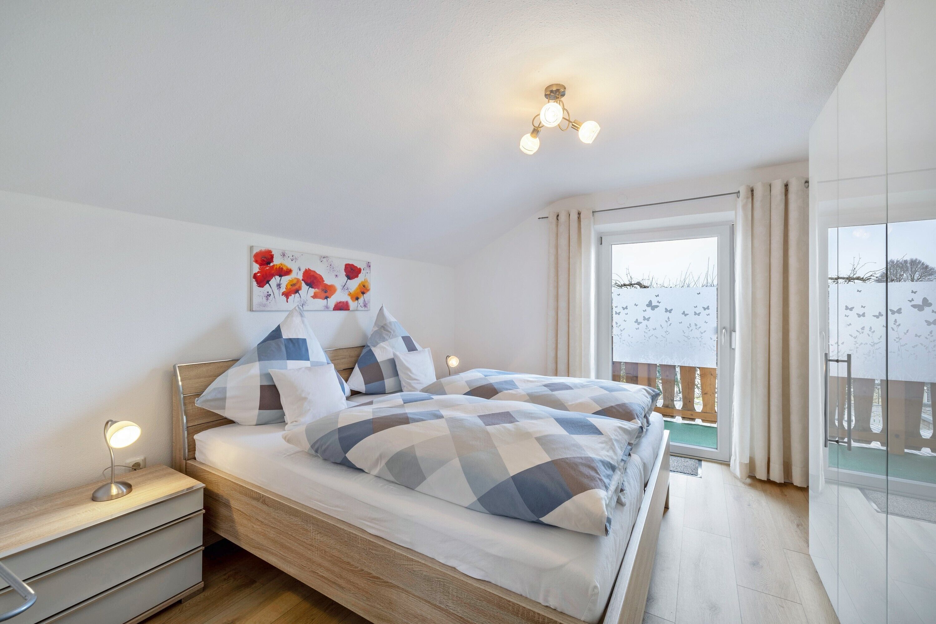 Tabla de planchar con plancha, wifi y ropa de cama 