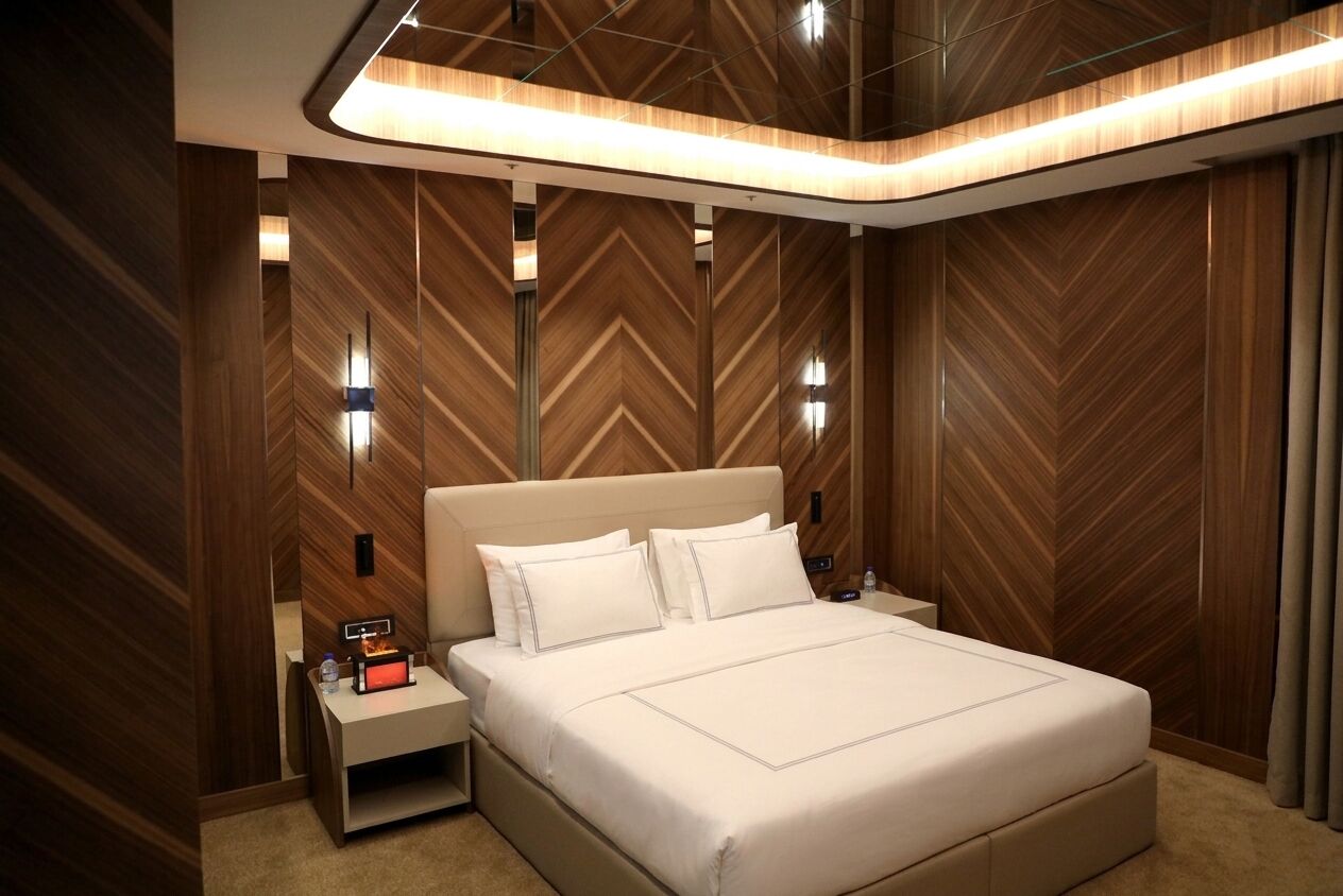 Grand Suite | Premium bedding, minibar, desk, laptop workspace