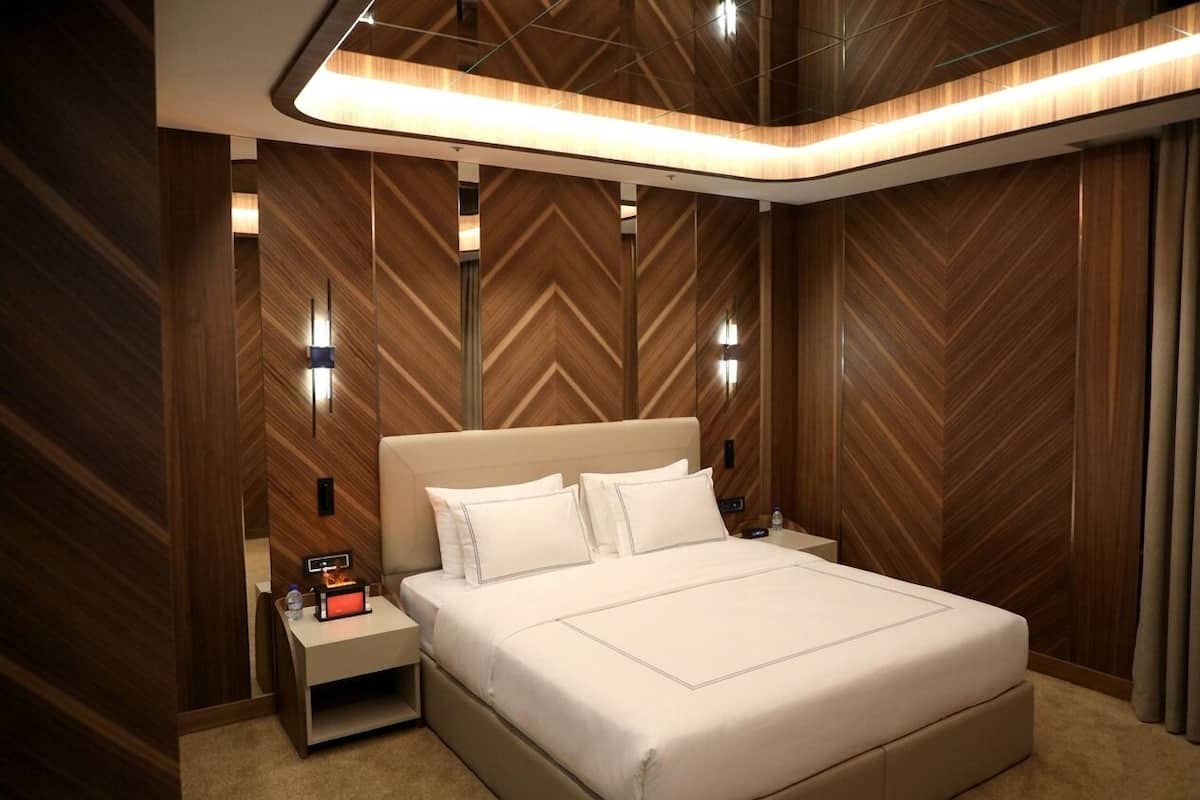Grand Suite | Premium bedding, minibar, desk, laptop workspace