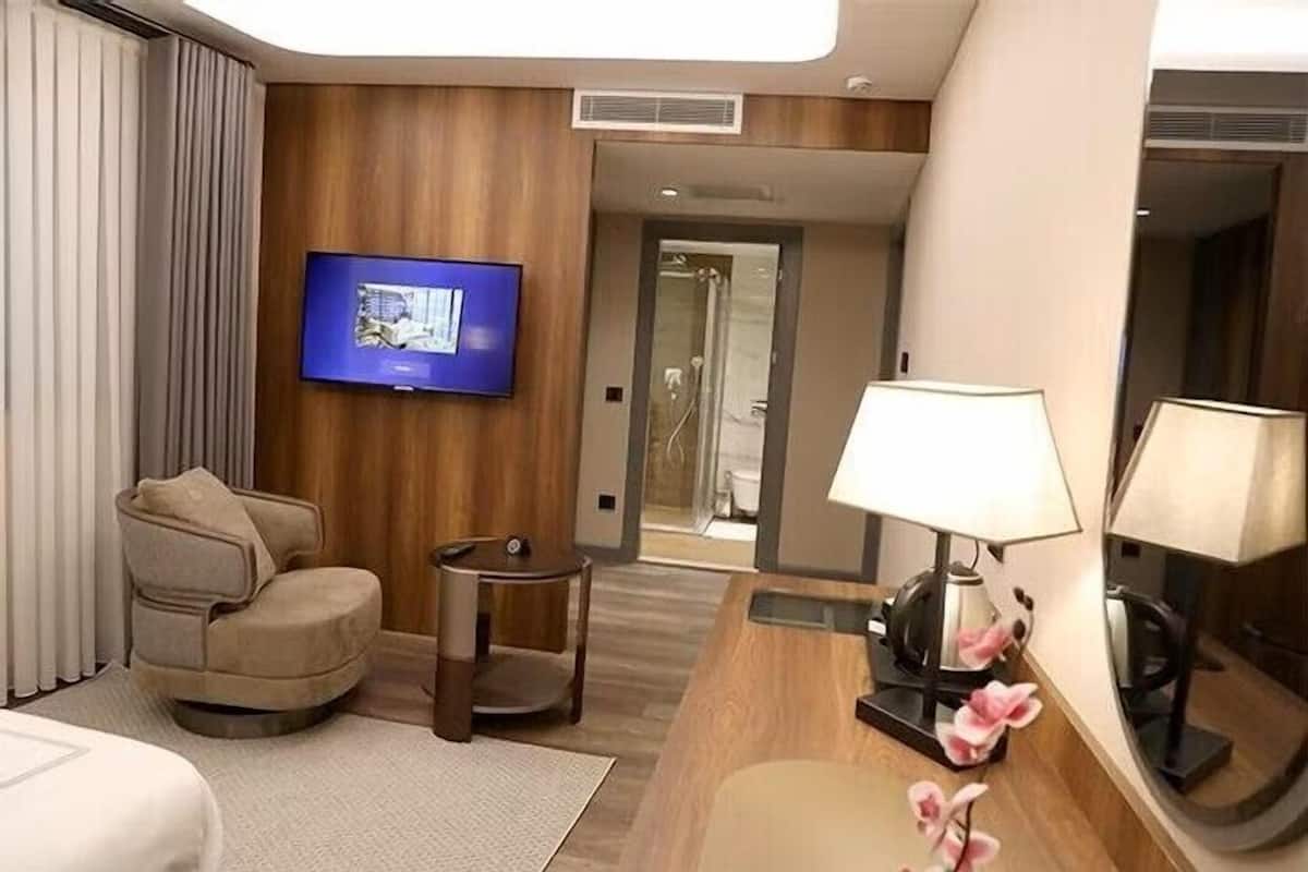 Desk, laptop workspace, iron/ironing board, free WiFi