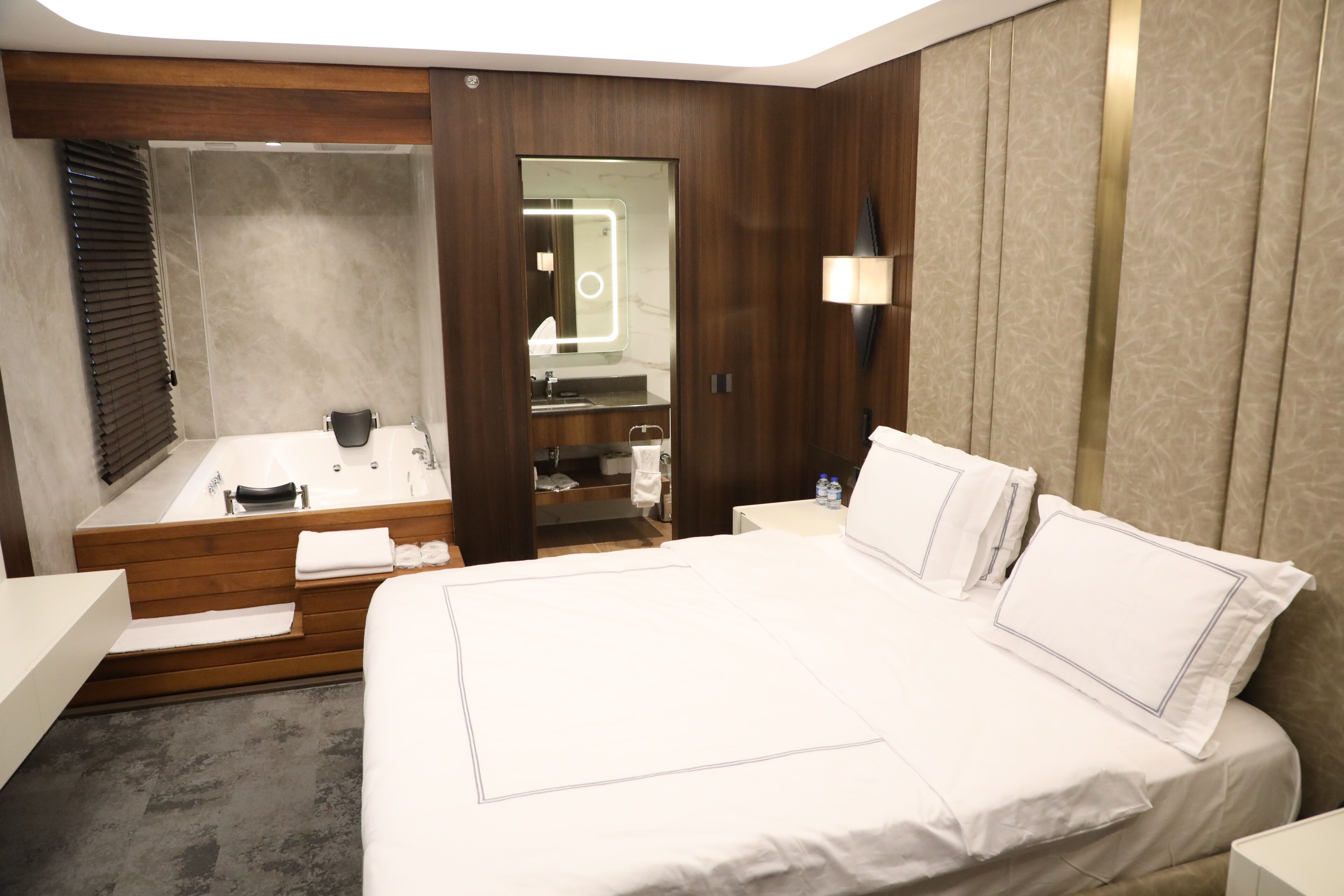 Suite Grand | Escritorio y espacio para trabajar con un portátil