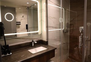 Dusche, Regendusche, Haartrockner, Bademäntel