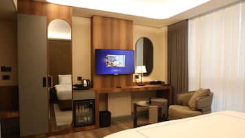 مكتب ومساحة عمل للكمبيوتر المحمول ومكواة/لوح كي وواي فاي مجانًا