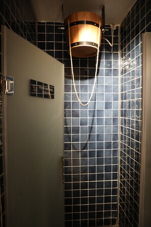 Secador de pelo, zapatillas, toallas y jabón