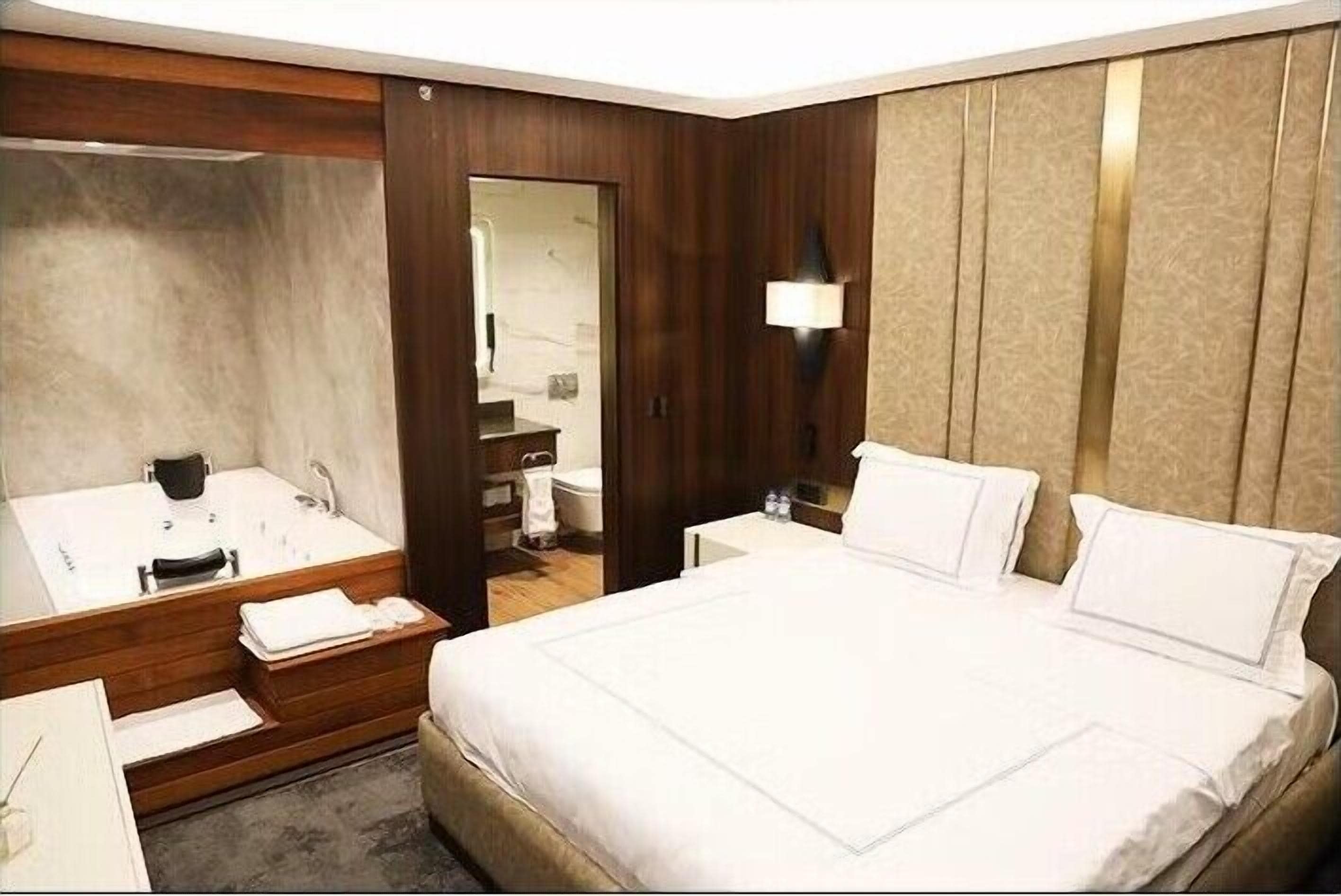 Grand Suite | Meja, ruang kerja komputer riba, seterika/papan seterika, Wi-fi percuma 