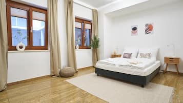 Appartement, 3 slaapkamers, balkon, uitzicht op de stad | Een laptopwerkplek, een strijkplank/strijkijzer, gratis wifi