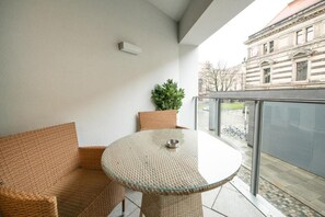 Appartamento, 1 camera da letto, balcone, vista città | Ristorazione all'aperto