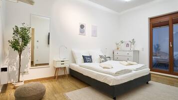 Laptop workspace, iron/ironing board, free WiFi