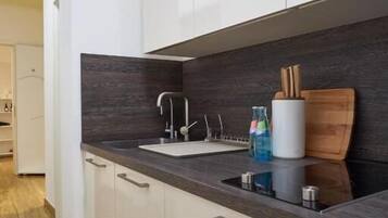 Leilighet, 3 soverom, balkong, byutsikt | Eget kjøkken | Kjøleskap, mikrobølgeovn, ovn og kokeplater