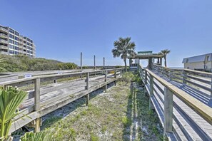 Una playa cerca, arena blanca