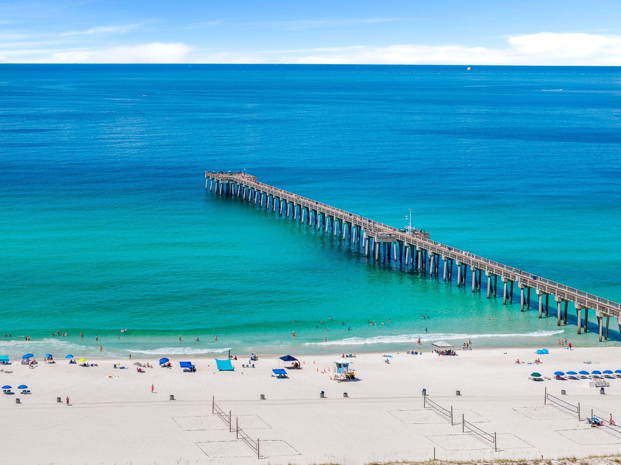 Playa en los alrededores y playa de arena blanca 