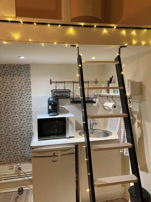 Fridge, microwave, dishwasher, coffee/tea maker - Cosy studio with mezzanine - Near Seine & Paris (Asnières-sur-Seine)