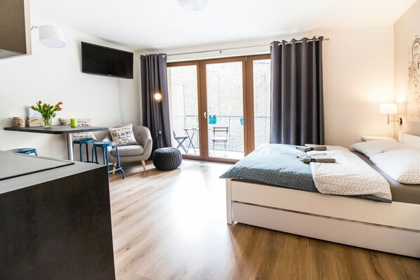 Desk, iron/ironing board, WiFi, bed sheets