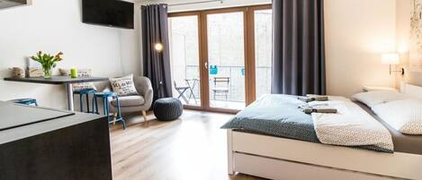 Desk, iron/ironing board, WiFi, bed sheets