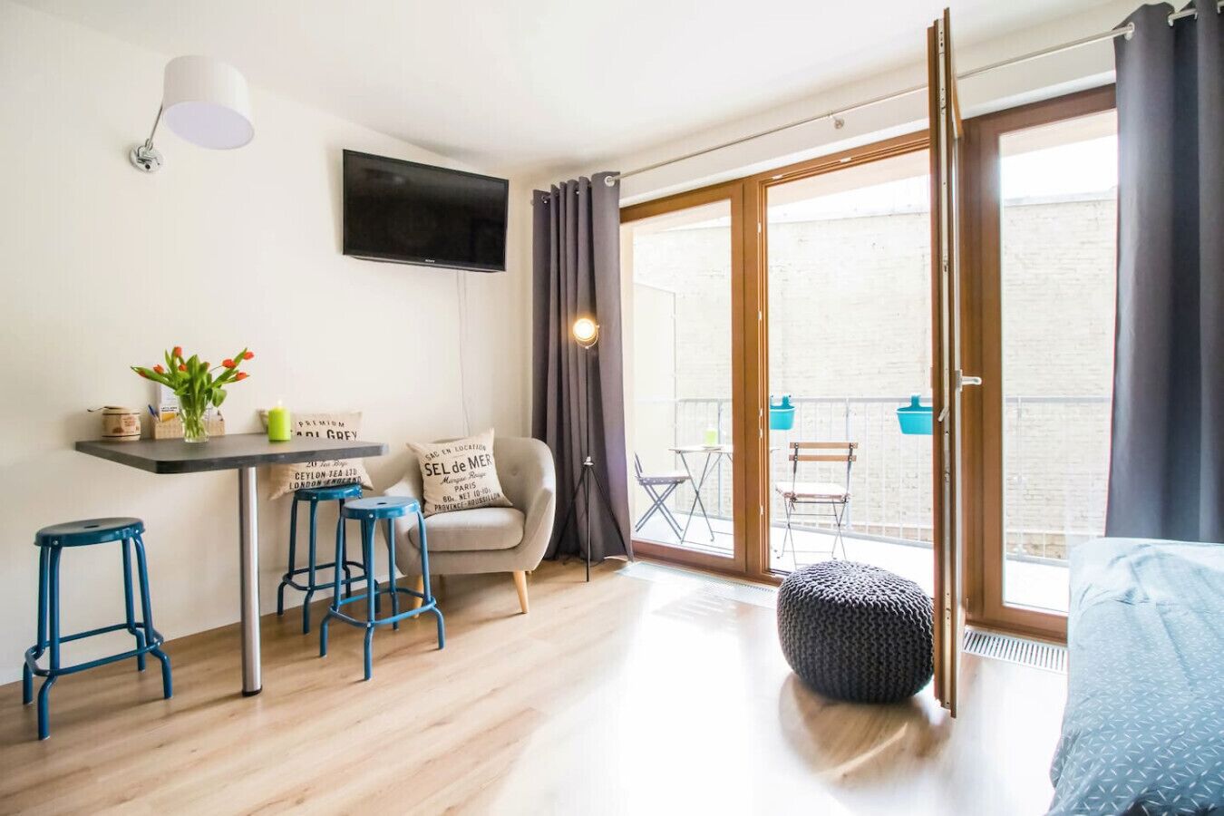 Desk, iron/ironing board, WiFi, bed sheets