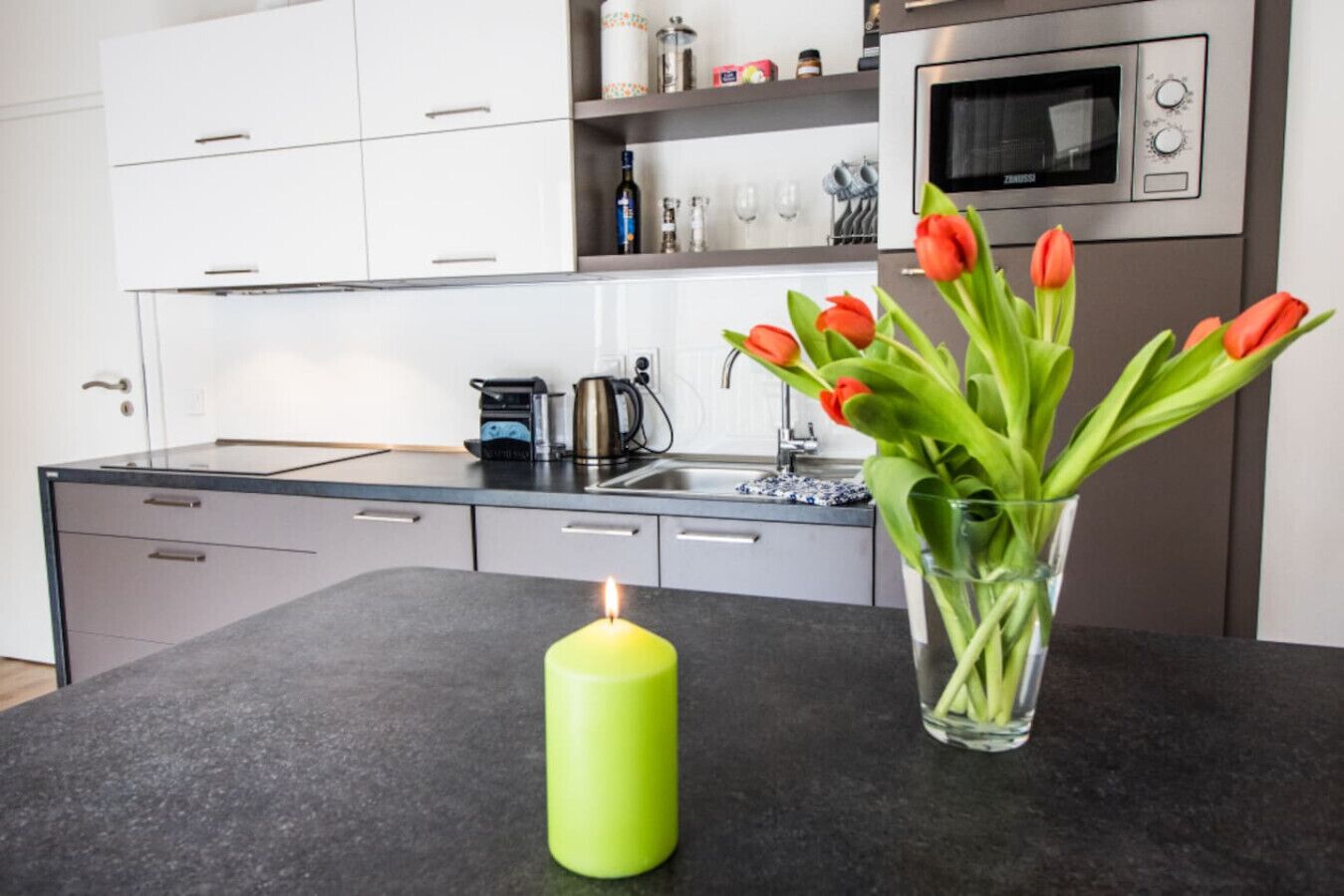 Kjøleskap, mikrobølgeovn, kokeplater og oppvaskmaskin