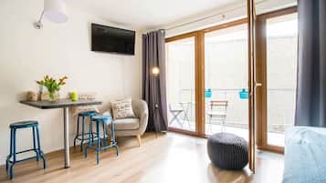 Desk, iron/ironing board, WiFi, bed sheets