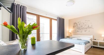 Design Studio w/Patio | 12min City | 350+ Reviews