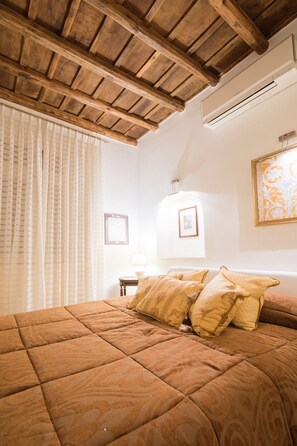 2 bedrooms, iron/ironing board, travel crib, WiFi - Portico D'Ottavia apartment in the heart of the Jewish Ghetto for 6 people (ROMA)