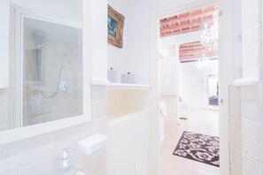 Shower, hair dryer, bidet, towels - Portico D'Ottavia apartment in the heart of the Jewish Ghetto for 6 people (ROMA)