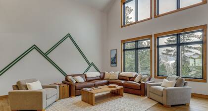 Luxe Mountain Home w/ Chefs Kitchen & Okemo Views