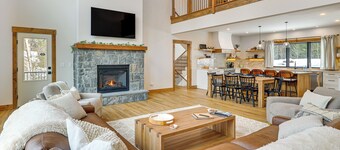 Luxe Mountain Home w/ Chefs Kitchen & Okemo Views
