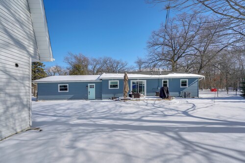 Deck, Fire Pit! Fully Updated Home Near Lake Huron