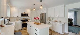 Deck, Fire Pit! Fully Updated Home Near Lake Huron