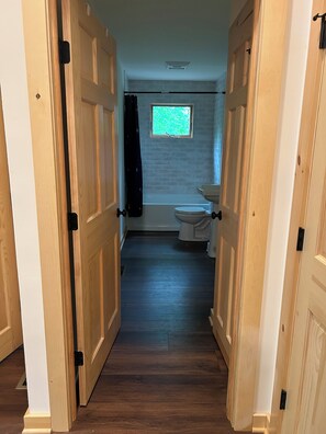 Chuveiro, toalhas de banho, papel higiênico 